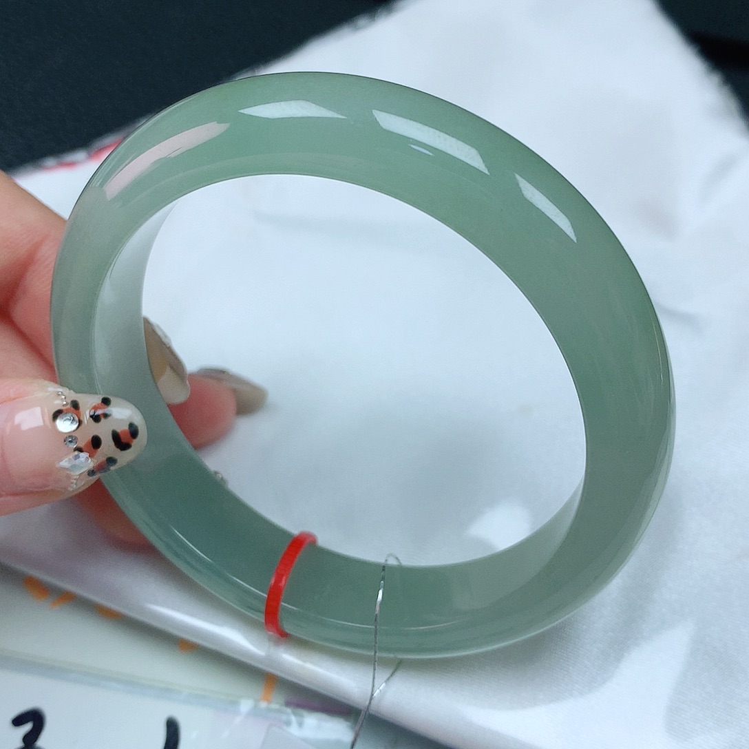 翡翠手镯未镶嵌60圈