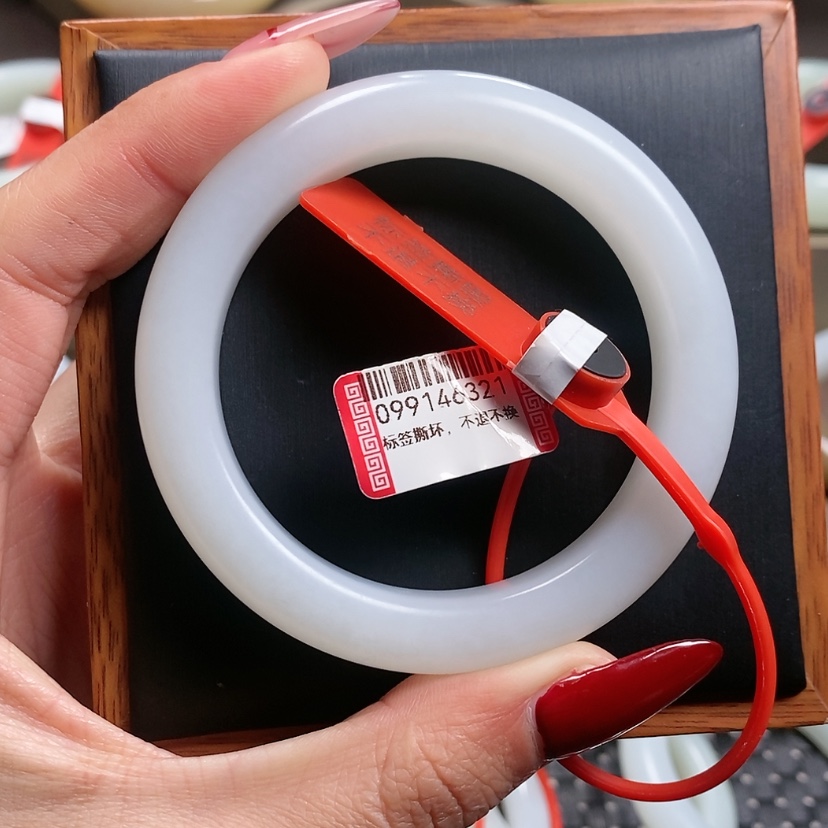 【闪购商品】和田玉手镯未镶嵌Y***。