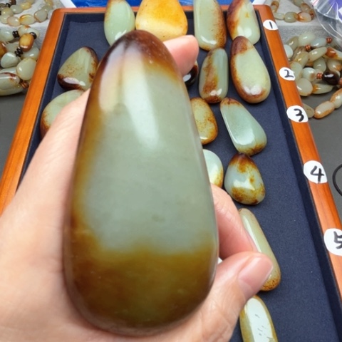 和田玉颈饰未镶嵌抬****空