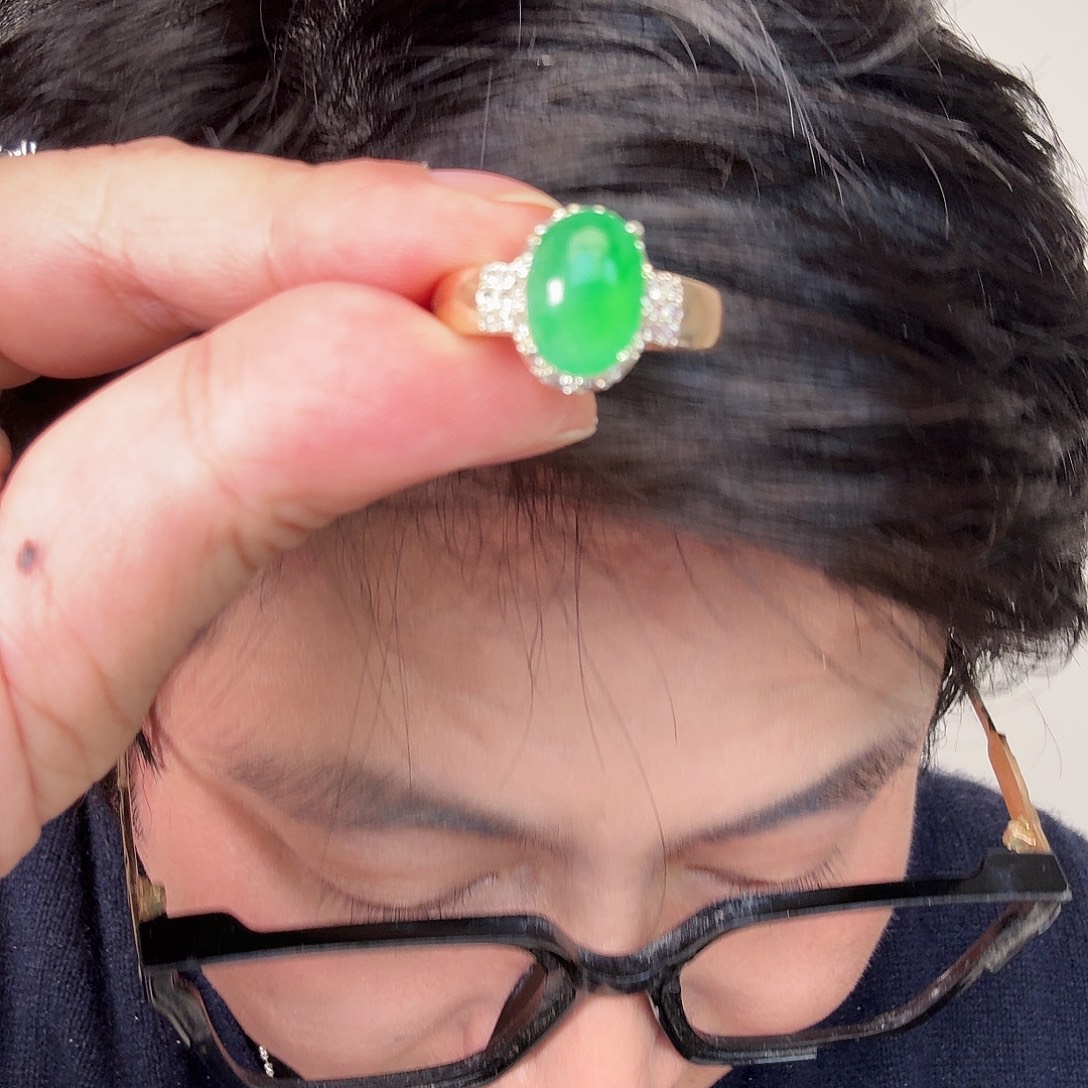 在***方翡翠未镶嵌颈饰一件