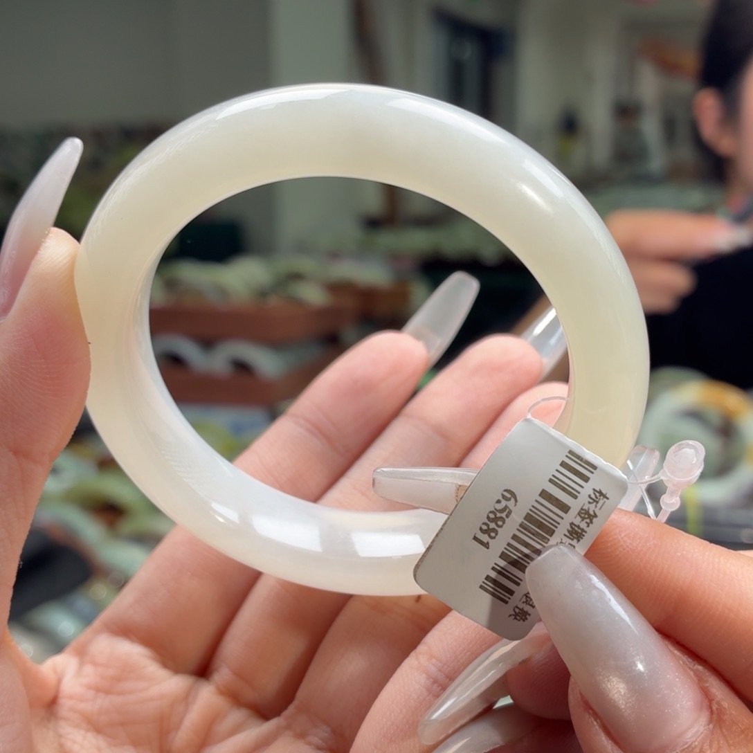 和田玉手镯未镶嵌54 55