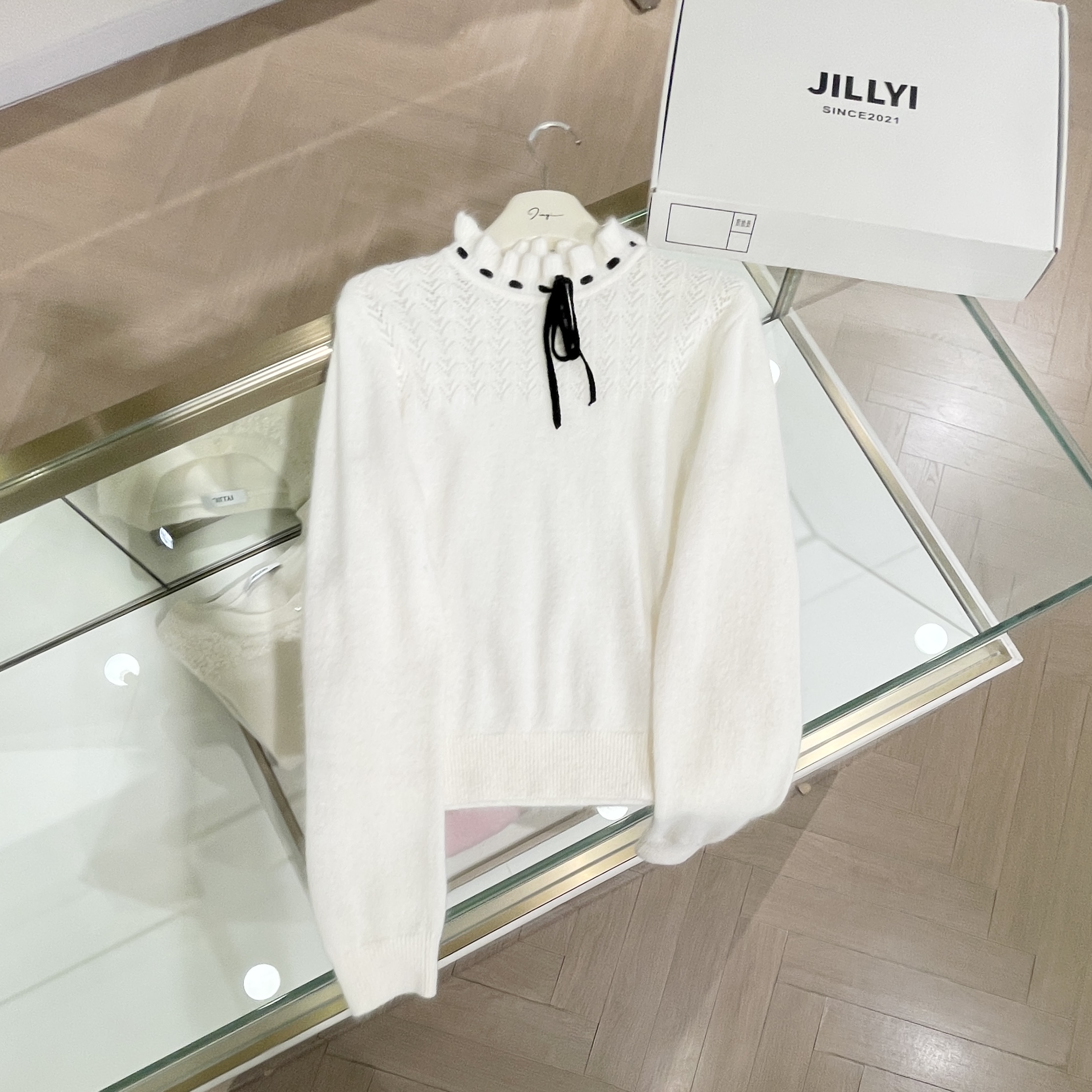 JILLYI珠海店【白巧公主】白色木耳领口绑带工艺少女气质针织衫秋季