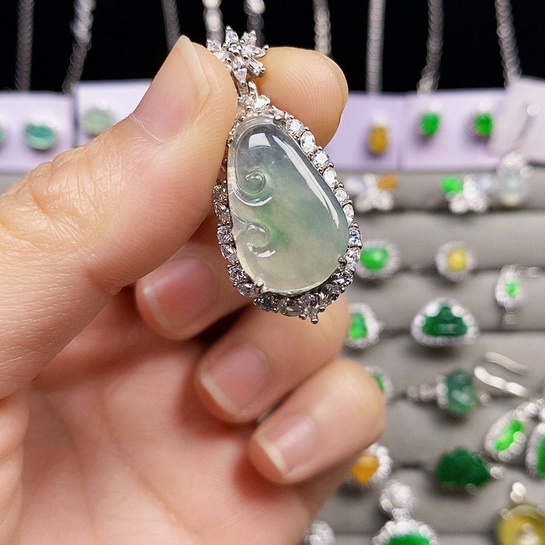 翡翠颈饰银S925镶嵌如意吊坠