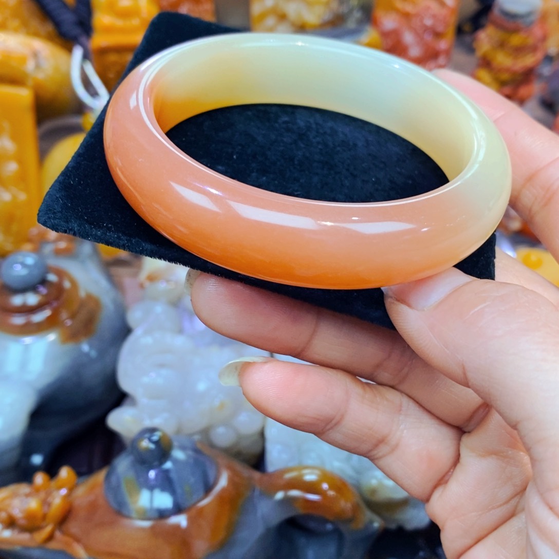 未镶嵌石英质玉（黄龙玉）颈饰