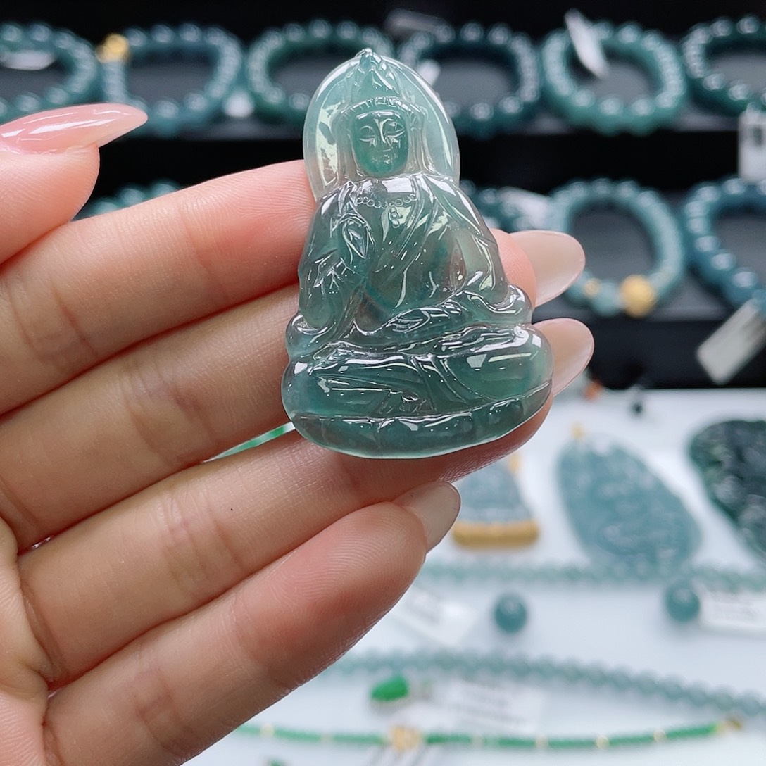 翡翠未镶嵌颈饰观音