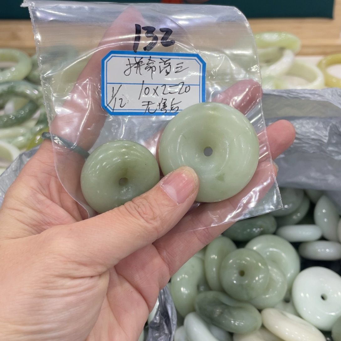 拼***三蛇纹石玉未镶嵌手镯