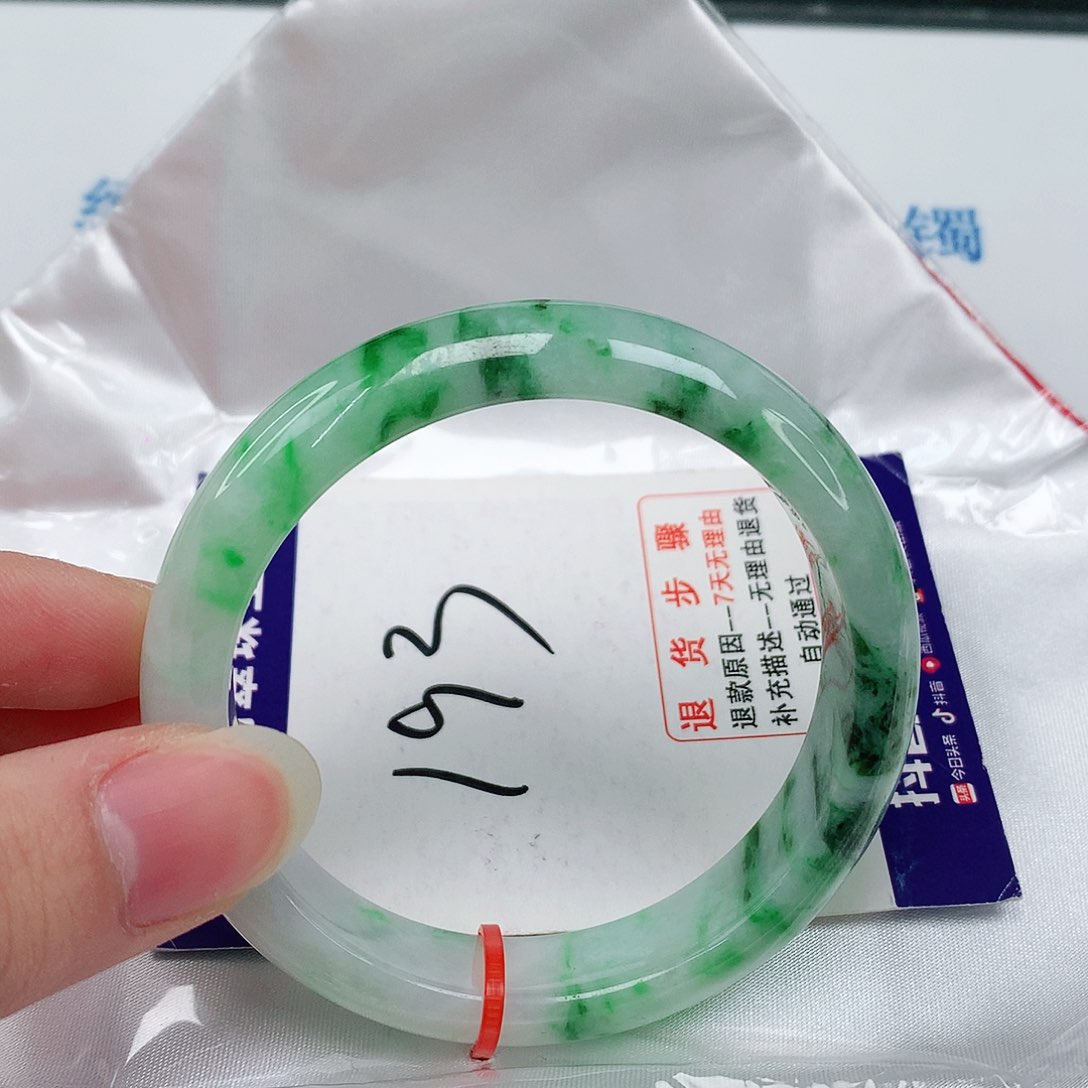 翡翠手镯未镶嵌翡翠