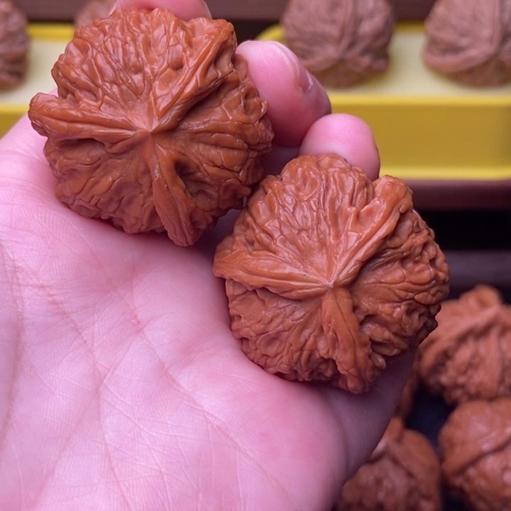 文玩核桃吊坠龙胆奔