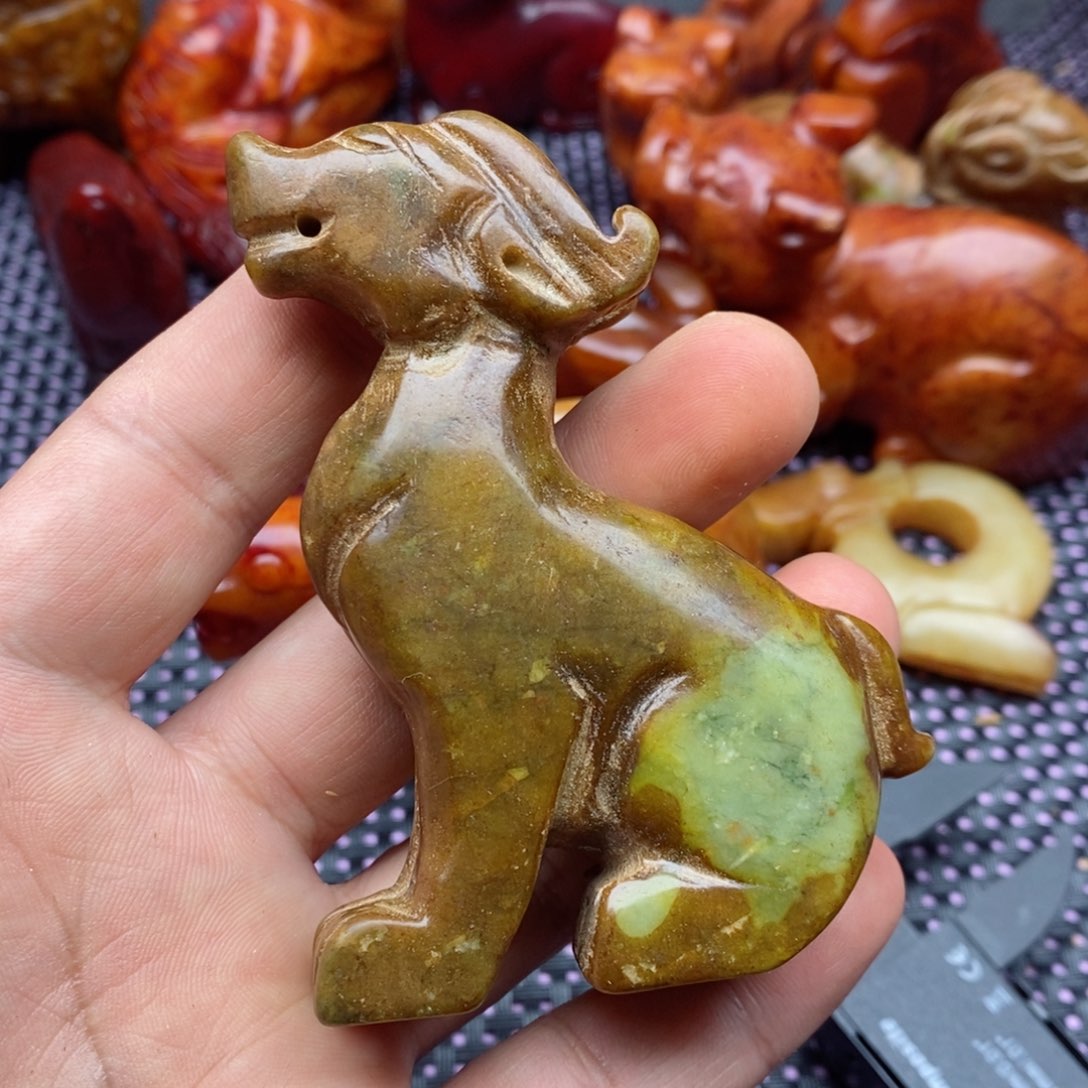 蛇纹石玉颈饰未镶嵌