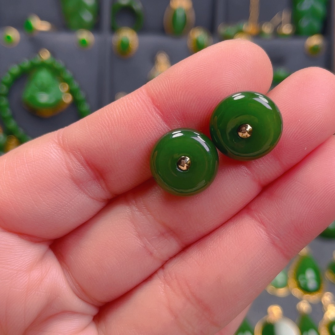 和田玉耳饰18K金镶嵌石*。399