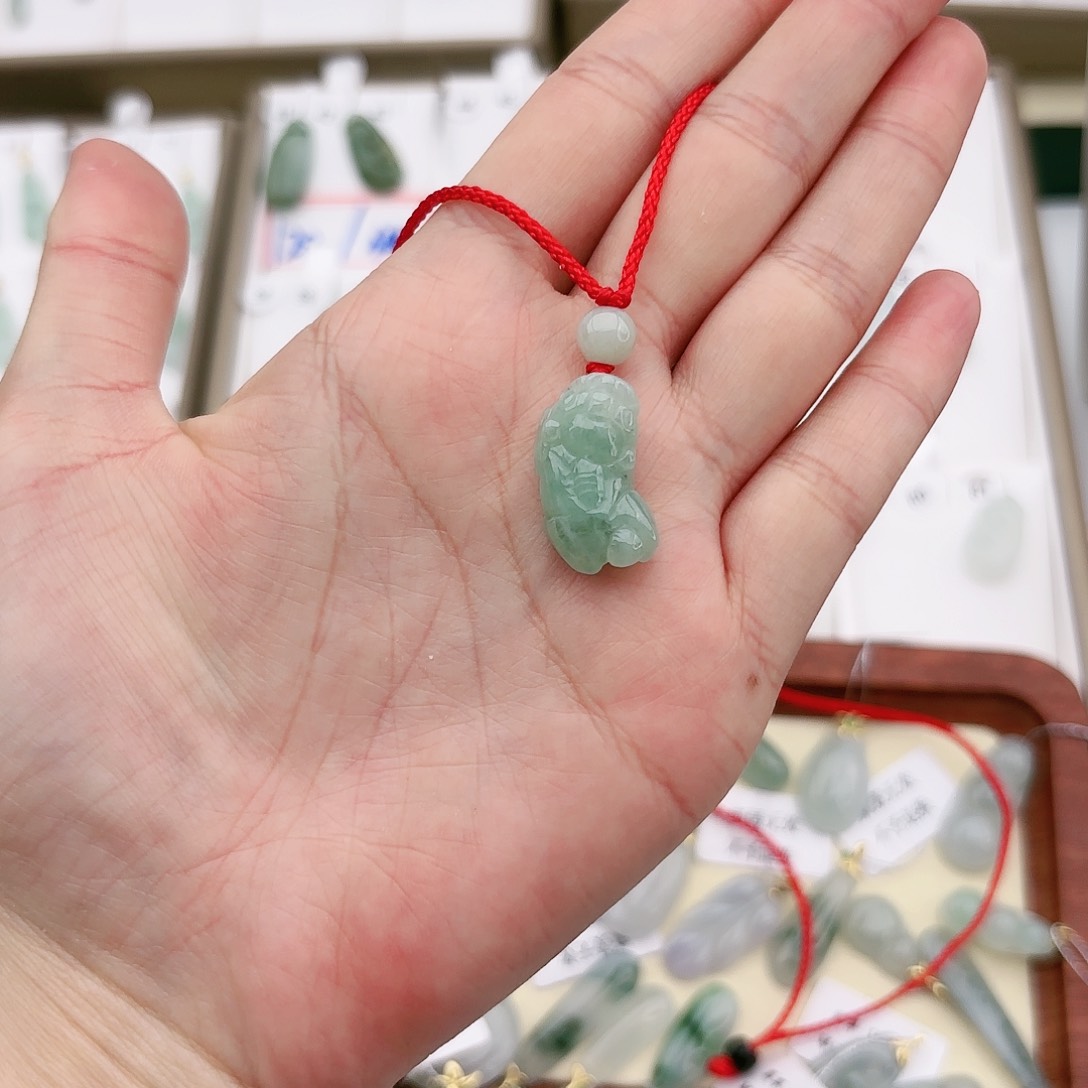 翡翠颈饰未镶嵌貔貅