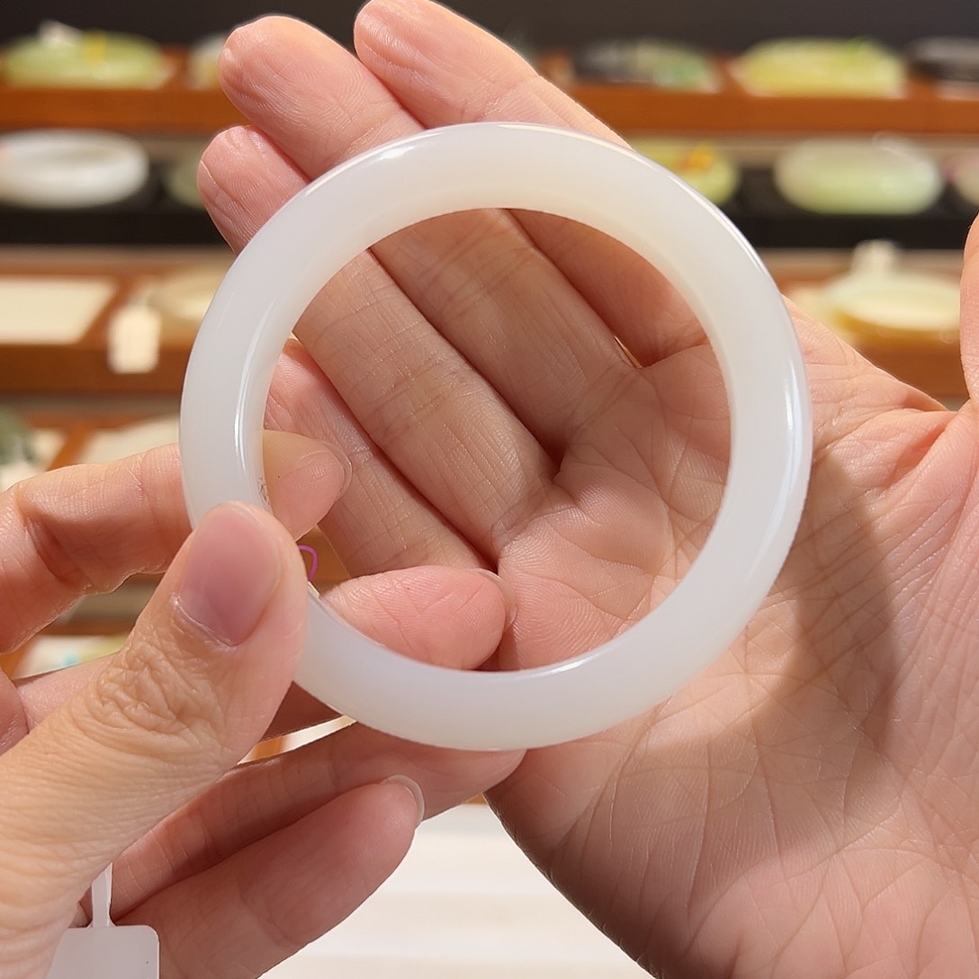 和田玉手镯未镶嵌郭*、