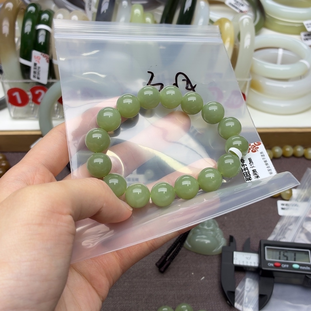 六***月和田玉未镶嵌手镯