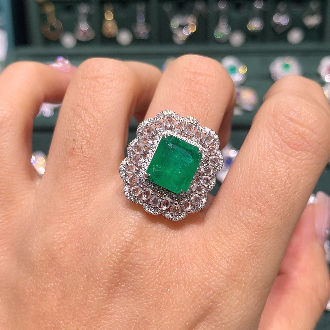 祖母绿戒指18K金镶嵌