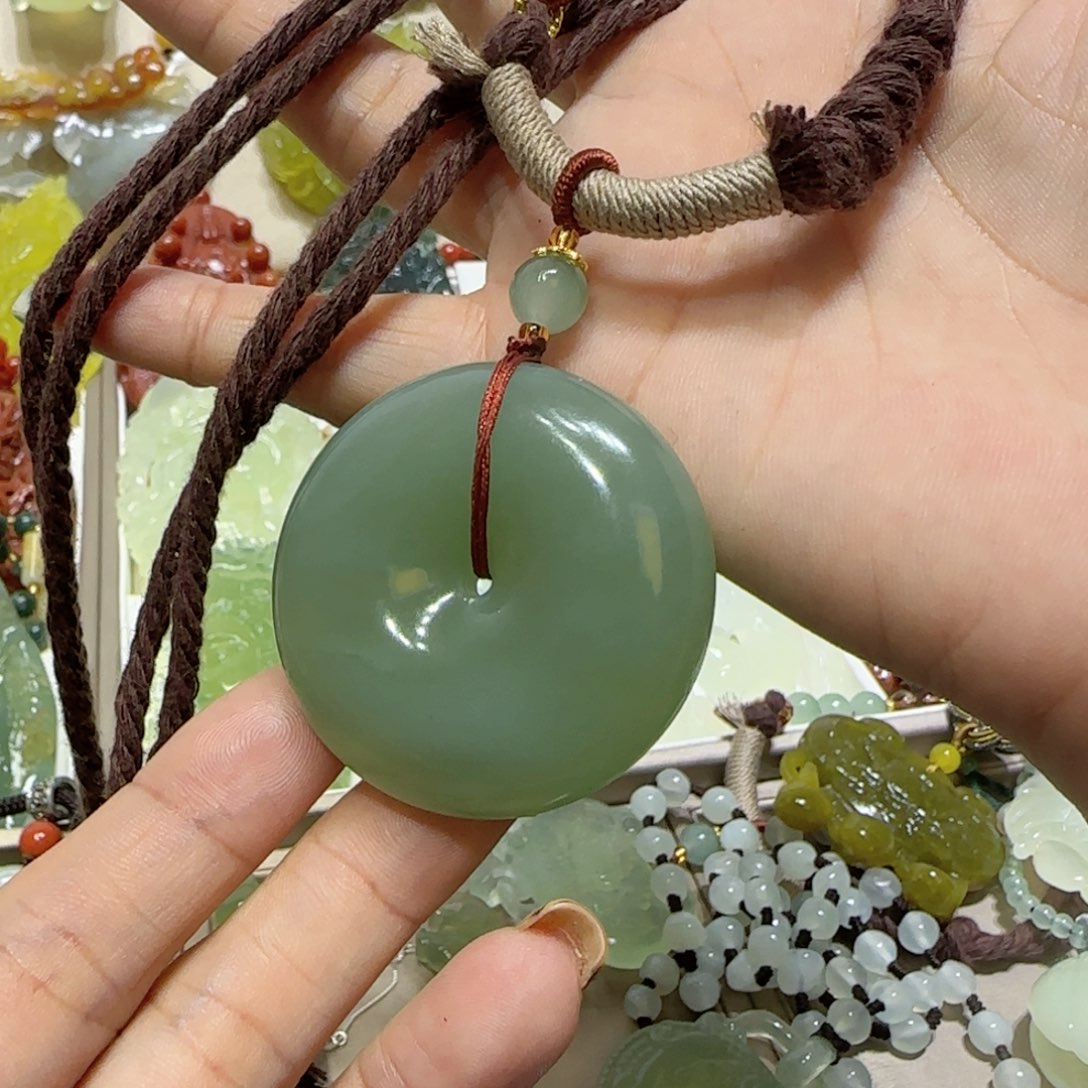 未镶嵌蛇纹石玉吊坠