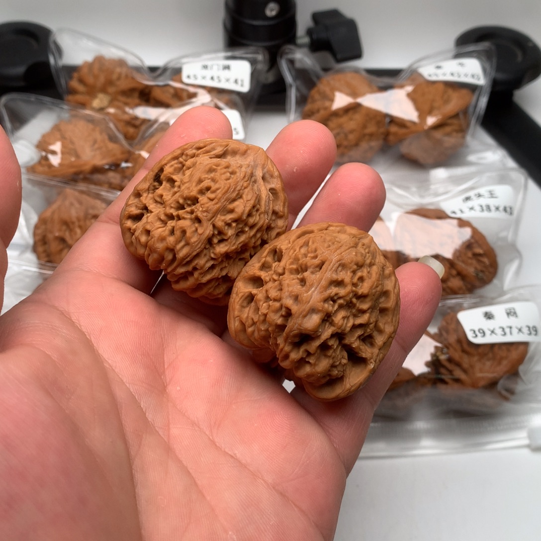 用***3文玩核桃吊坠南疆石