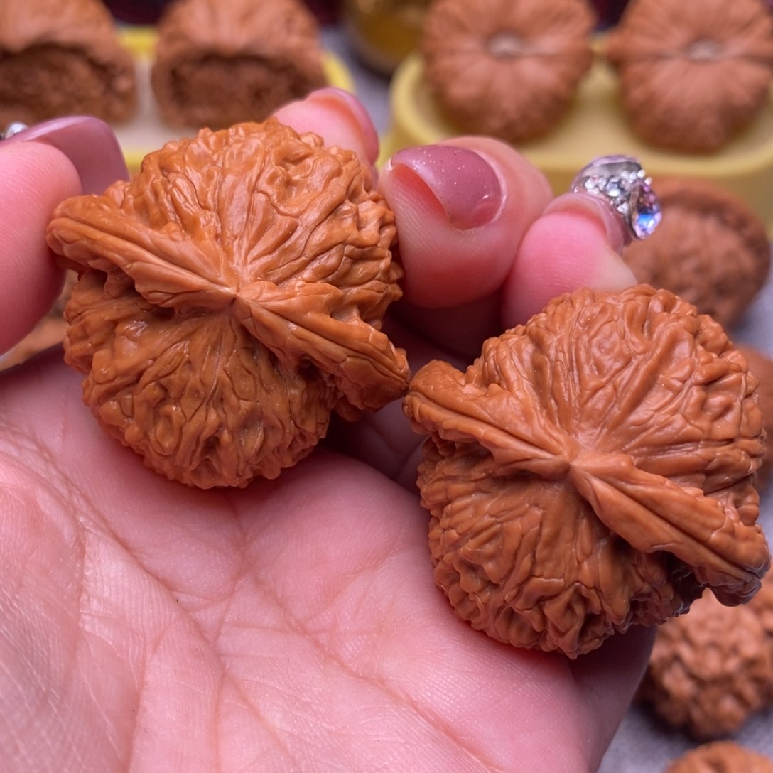 文玩核桃把件毕业红皮白狮子40尺全品