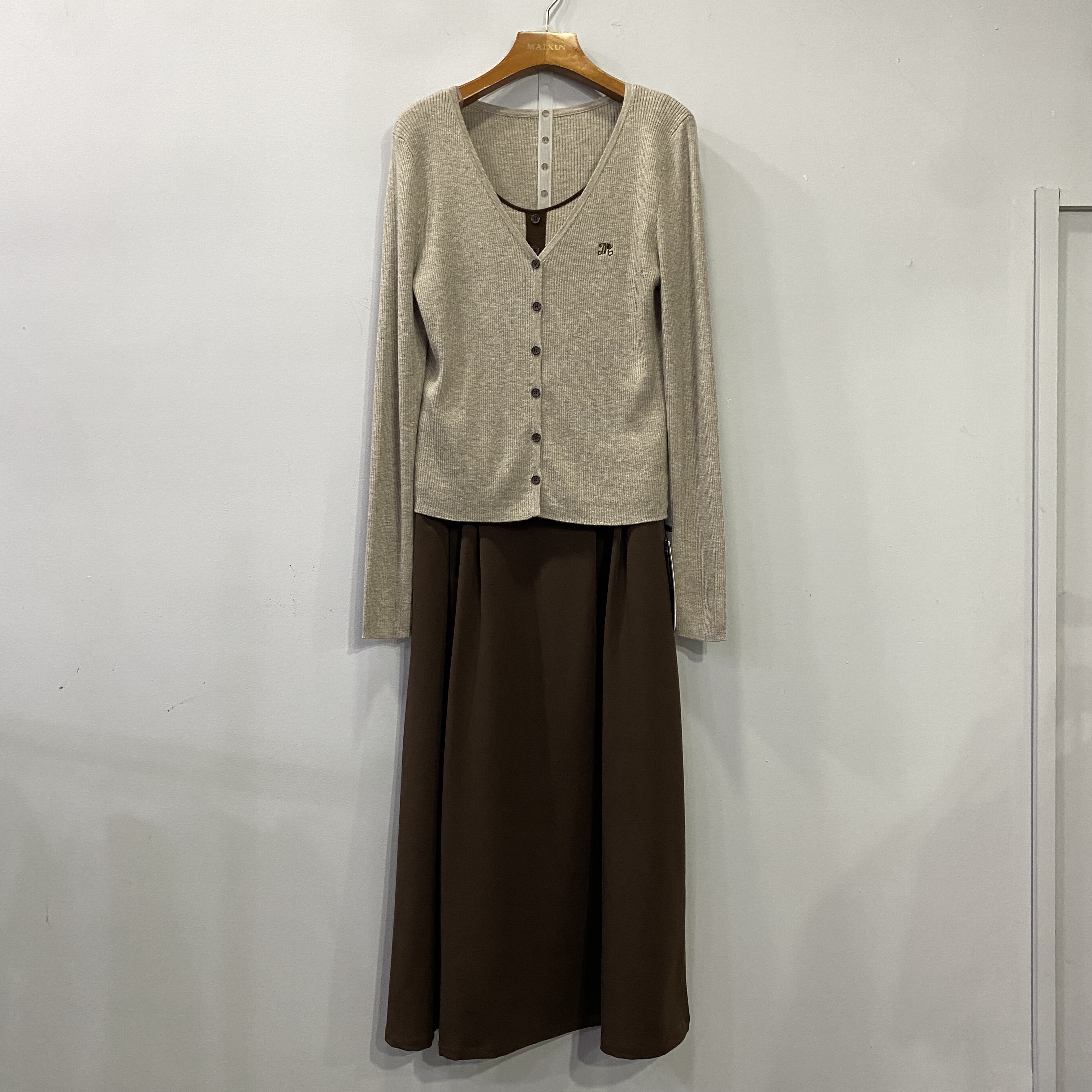 麦寻秋季新款TZQHS06A巧克力色马甲开衫半裙三件套温柔气质女神款