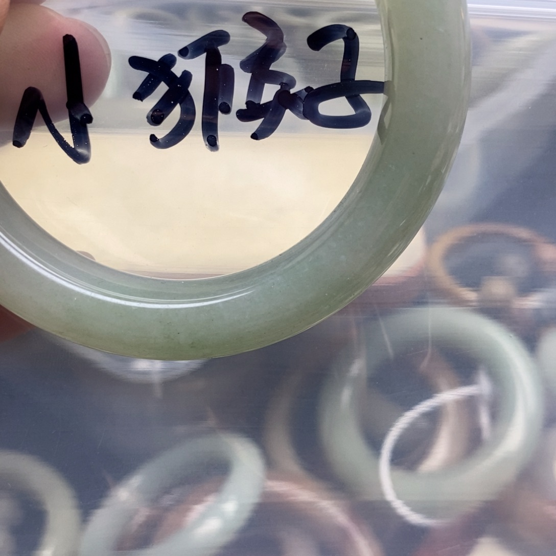 石英质玉手镯未镶嵌小**?