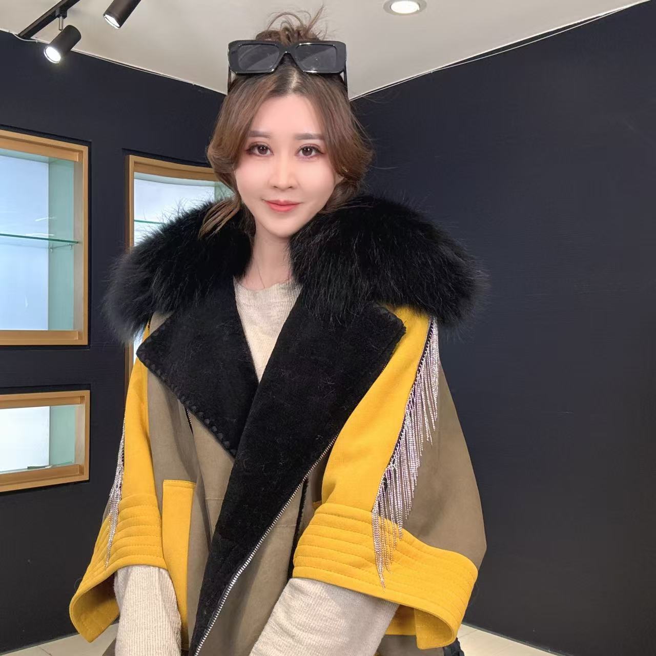 【女王优选】时尚冬季短款貉子毛领设计师羊皮羊毛皮草外套9029