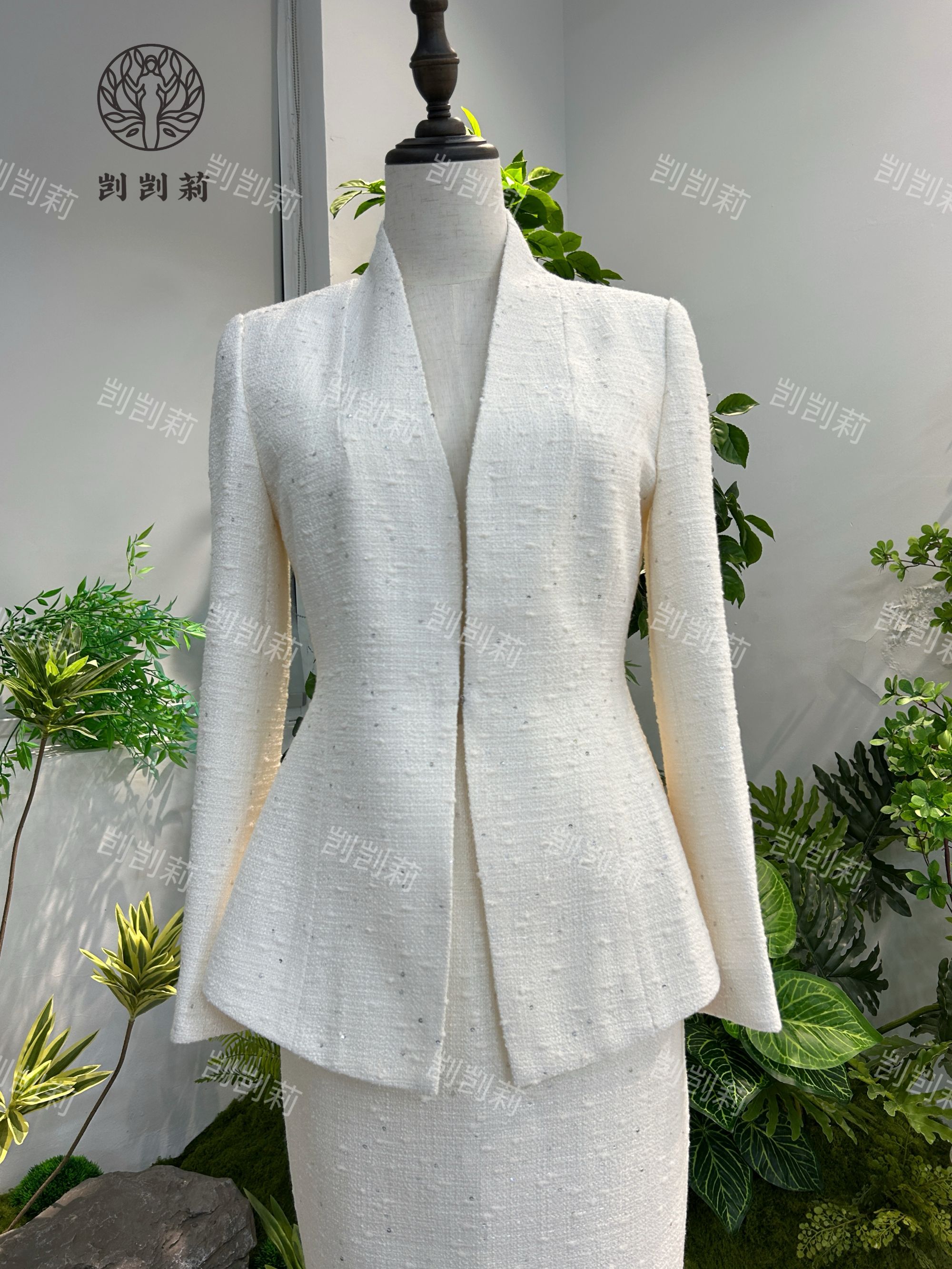 剀剀莉 （雅典娜）早春新款白色V领简约修身显白显瘦气质小香风外套