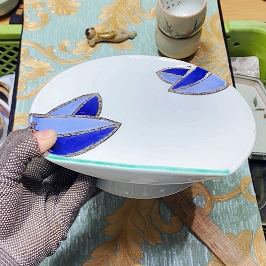 瓷片新年快乐。万事如意。有个小窑点