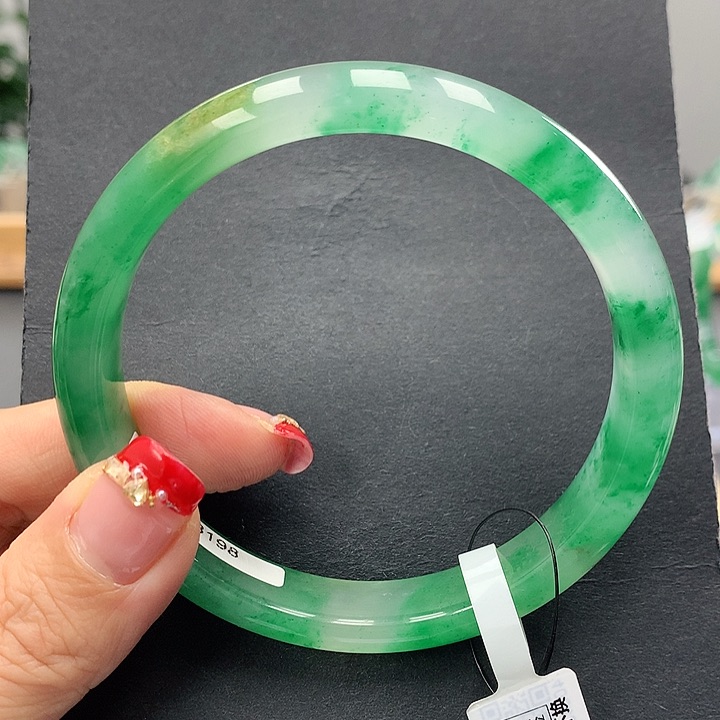 石英质玉手镯未镶嵌金****）