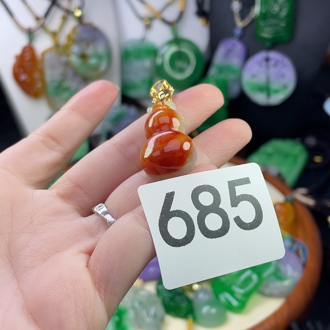 翡翠未镶嵌吊坠(赠链)