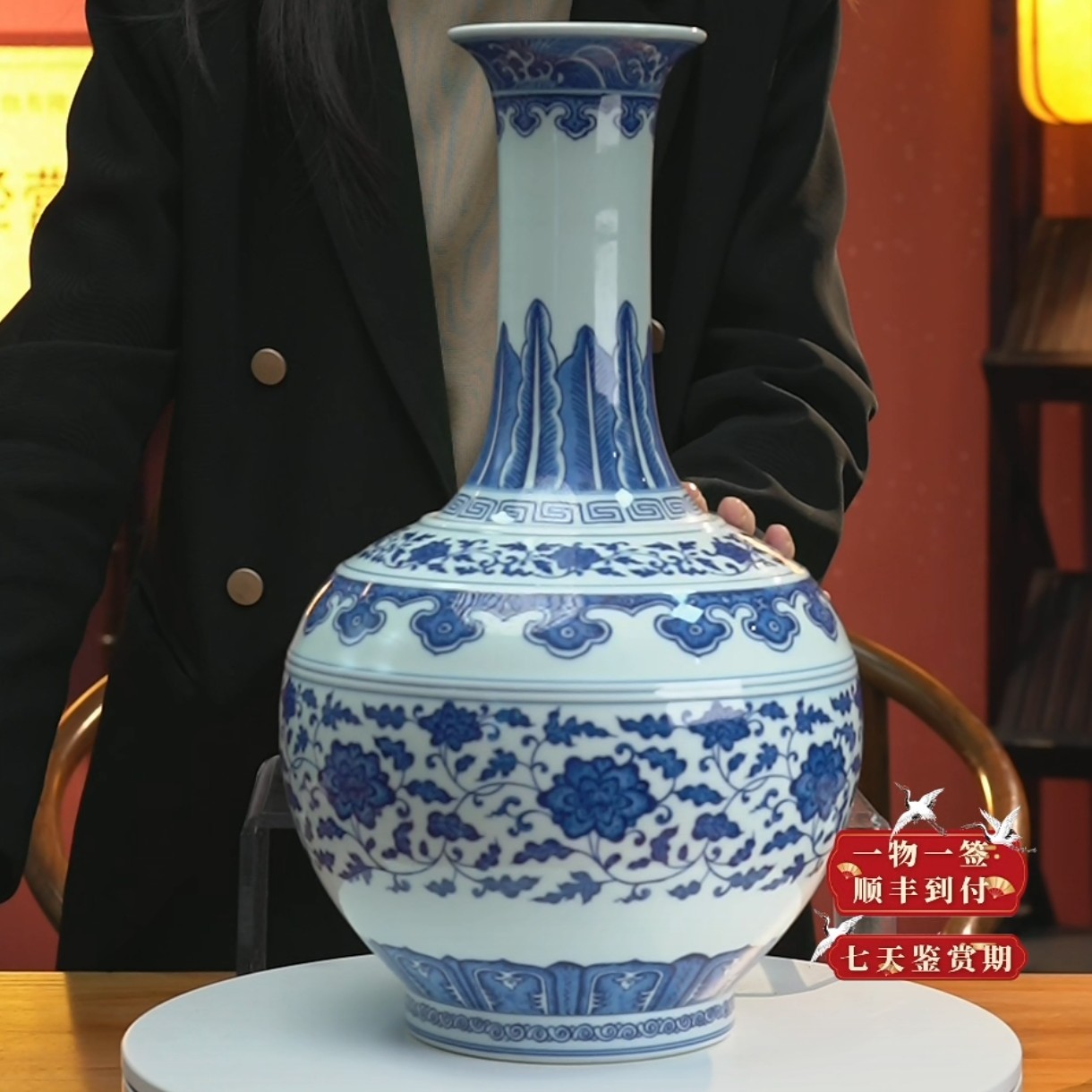 青花缠枝莲纹玉堂春瓶