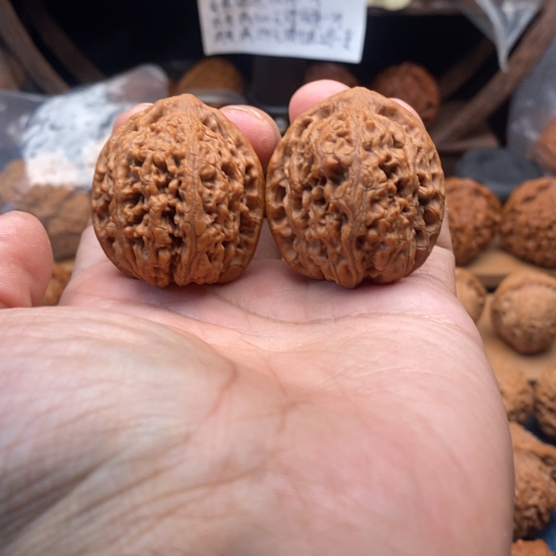 把件文玩核桃35+牡丹纹石头（一只尖磕碰）