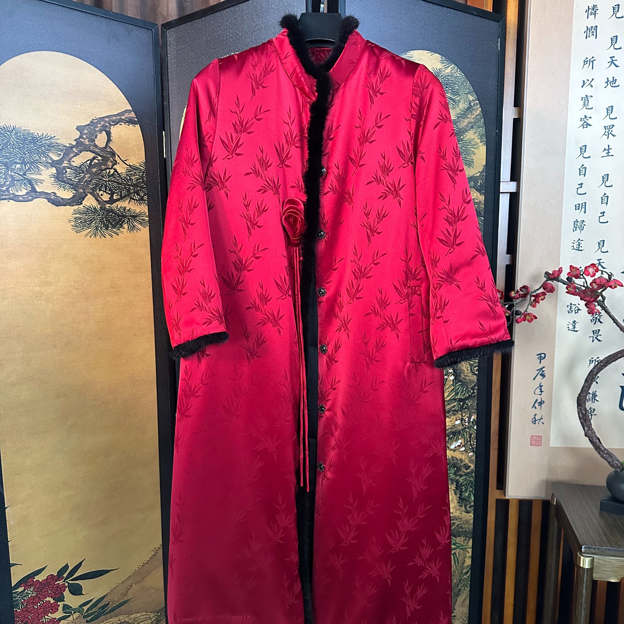 美爱《至尊红颜》红色秋冬中长款真丝提花高级感冬季国风大衣W502