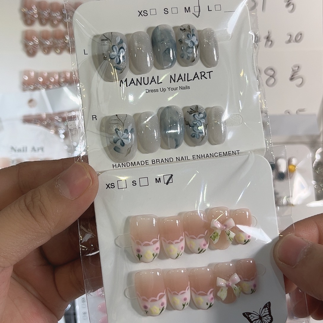 这两家店在一条马路