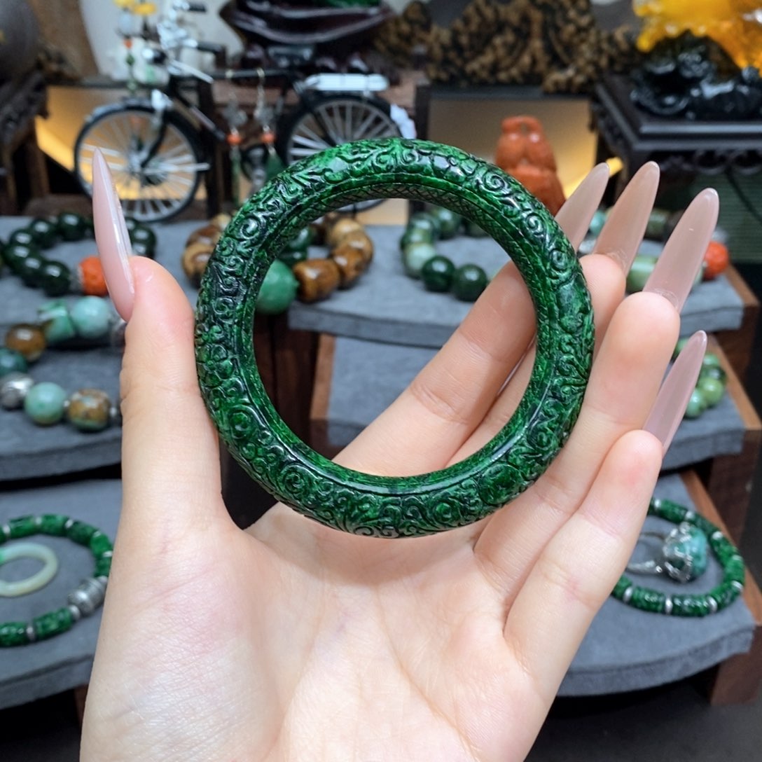 翡翠手镯未镶嵌漂亮美眉