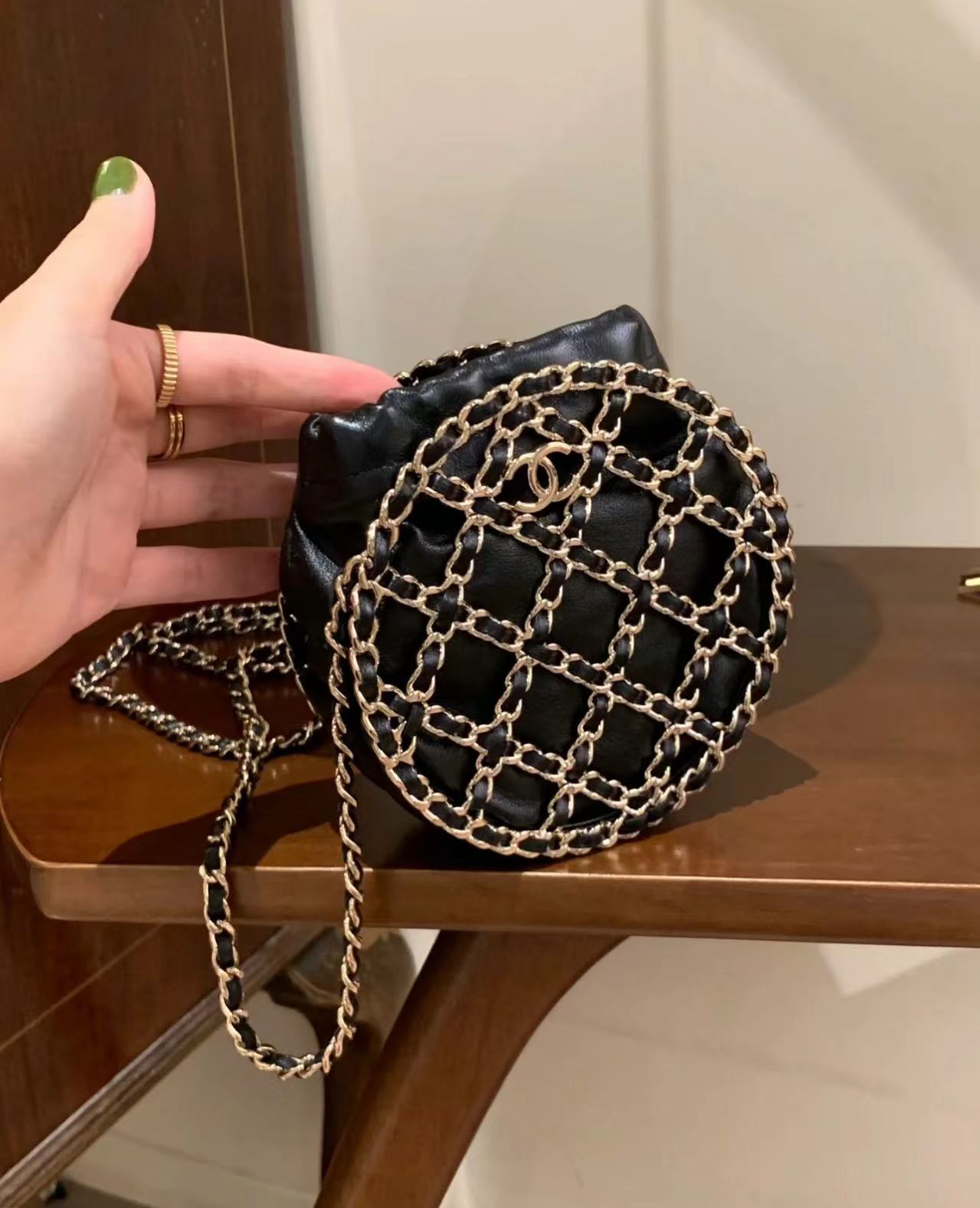 95新 Chanel/香奈儿 展会外场！黑金皮穿链网兜圆饼包