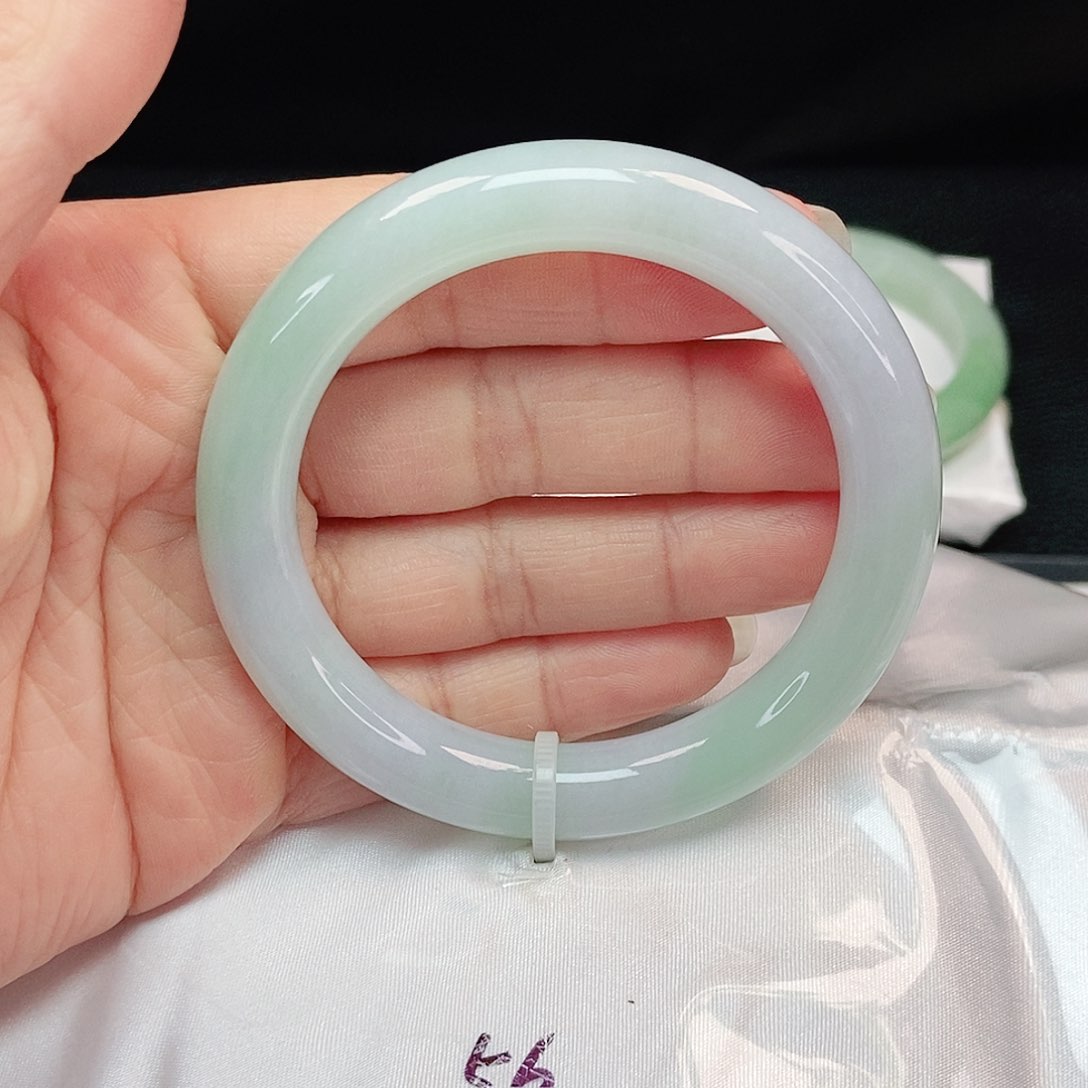 翡翠手镯未镶嵌正圆