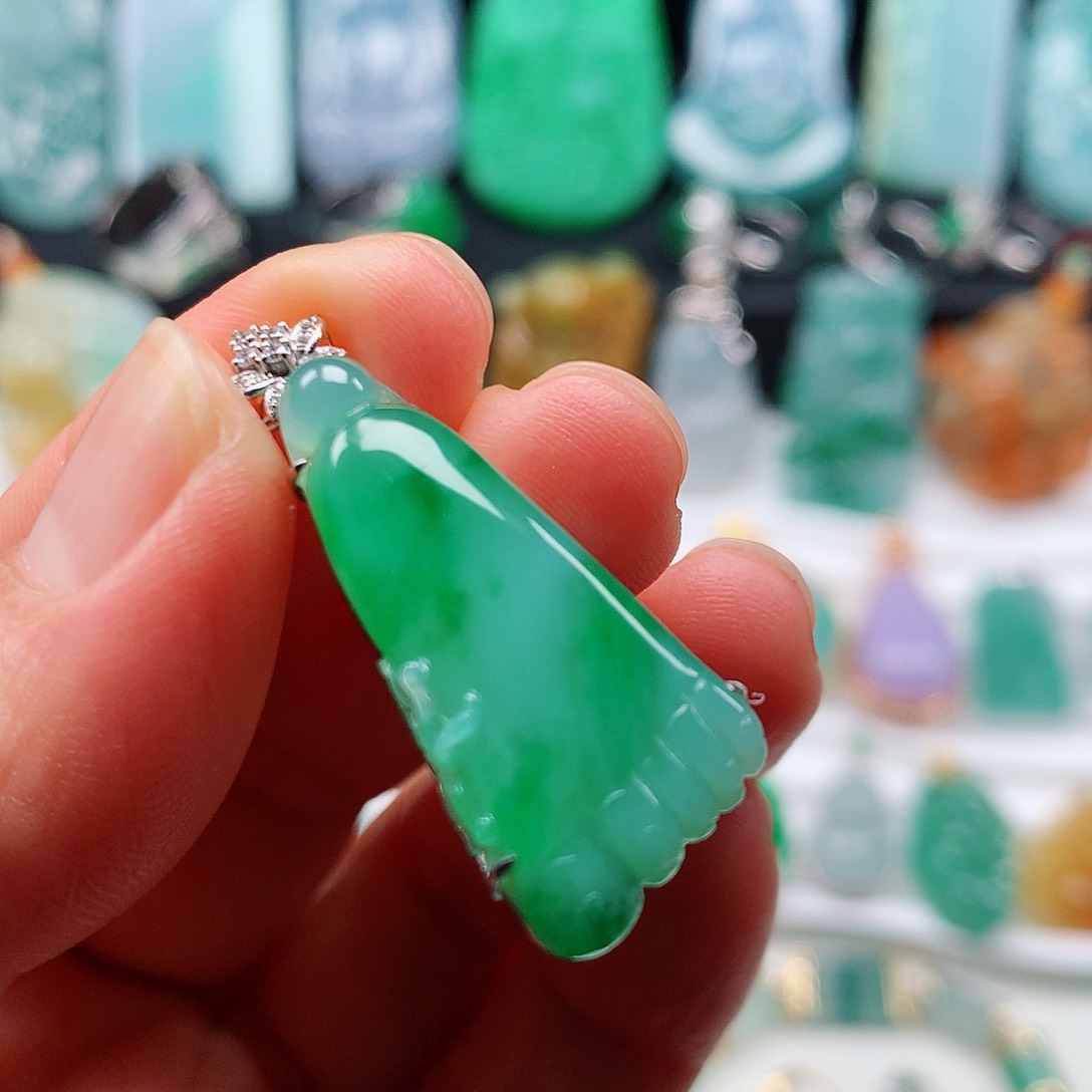 翡翠颈饰未镶嵌知足常乐