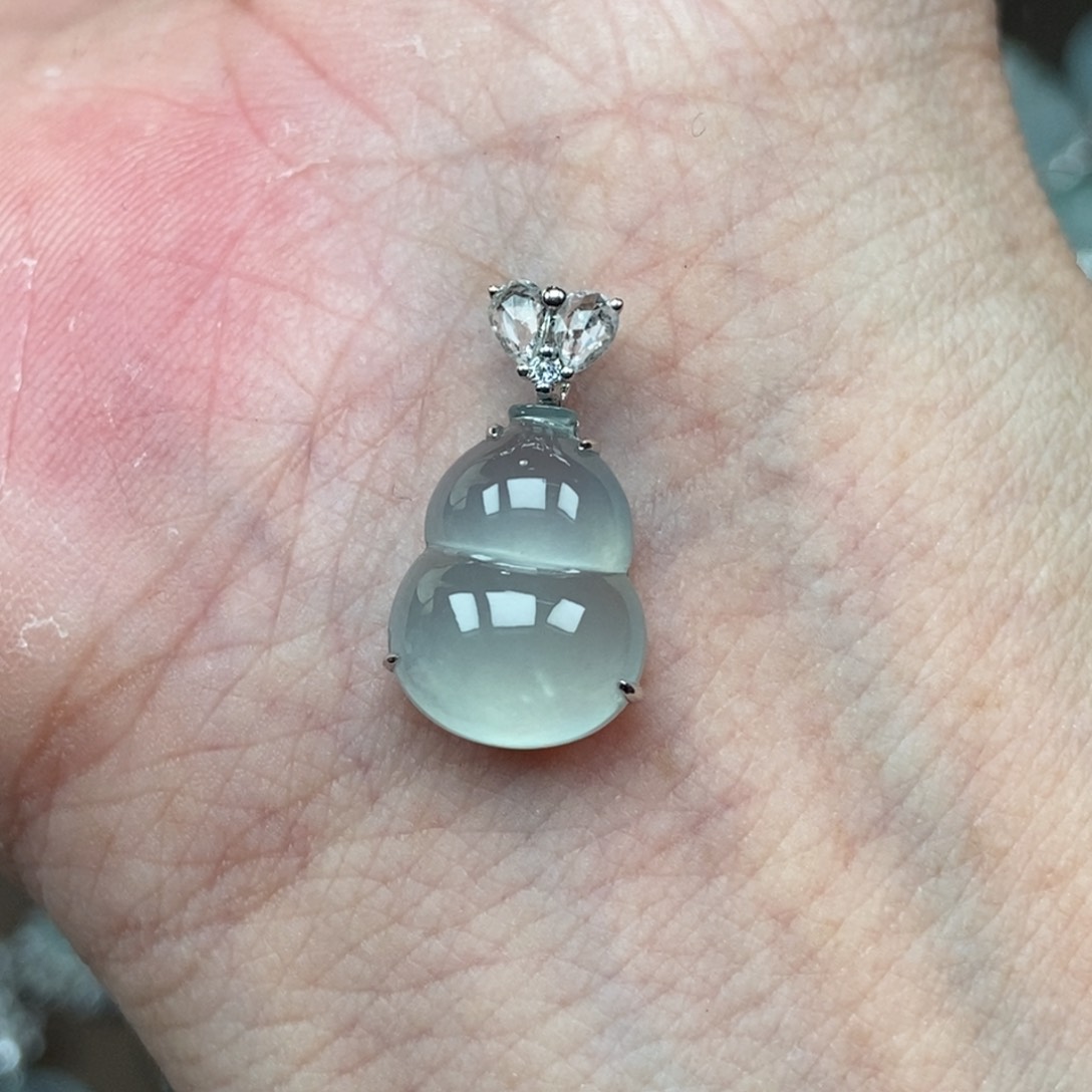 翡翠18K金镶嵌颈饰葫芦