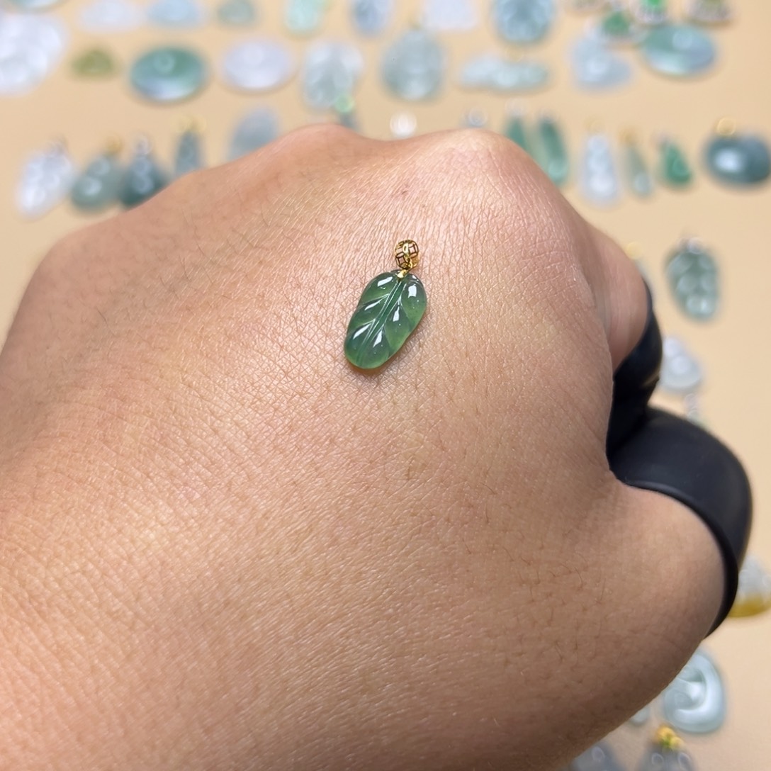 翡翠颈饰18K金镶嵌叶子