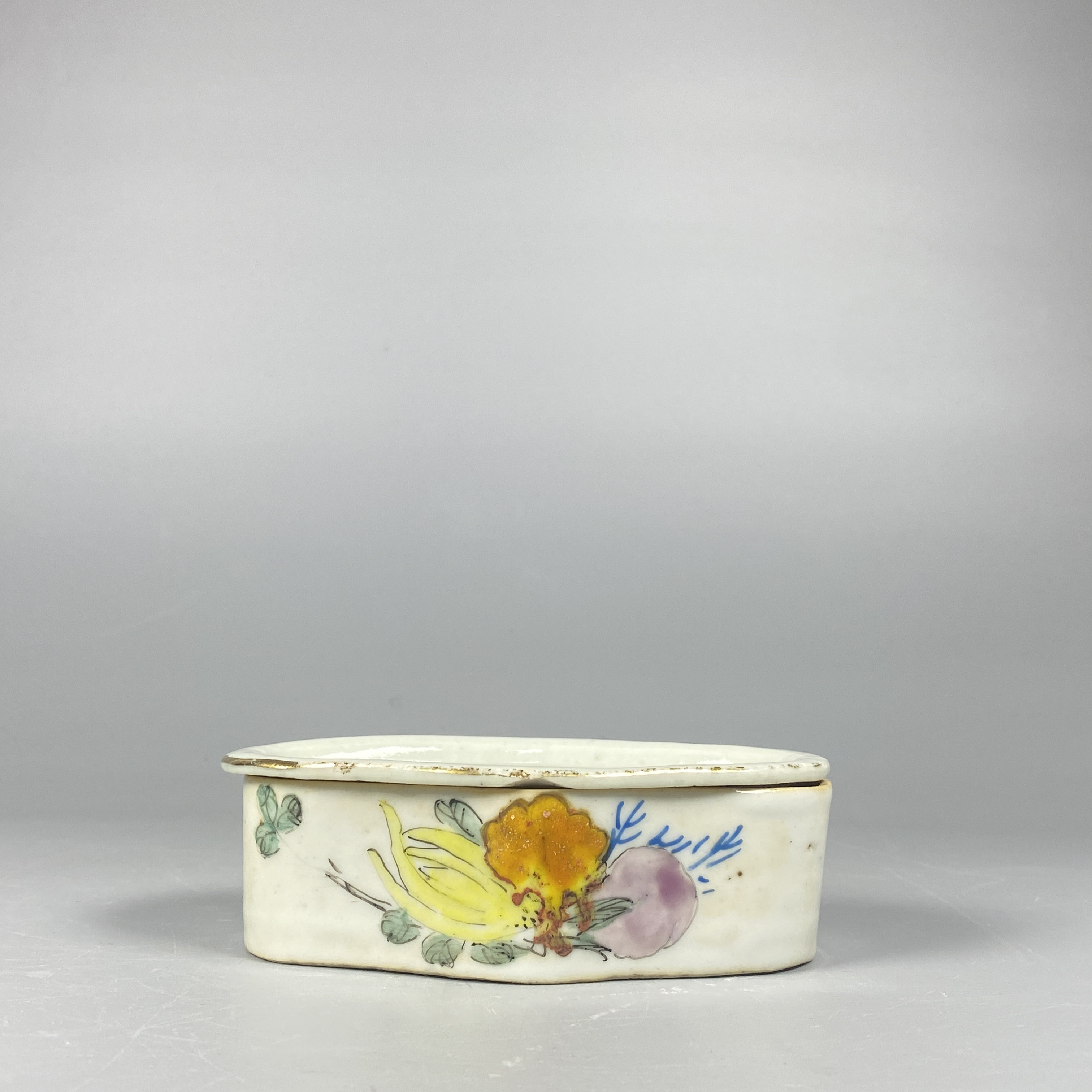 022052021 民国 粉彩三多纹盖盒/FD/云南省文物总店