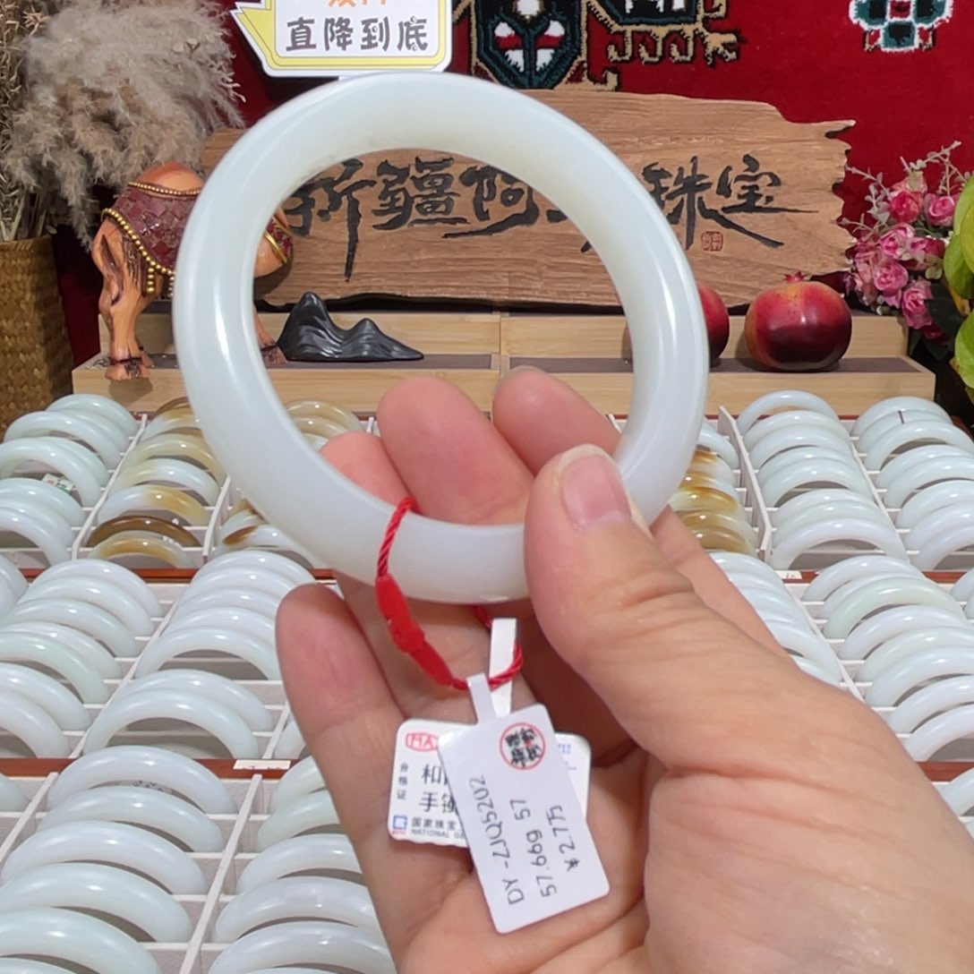 未镶嵌手镯和田玉天然羊脂级优雅且末老料