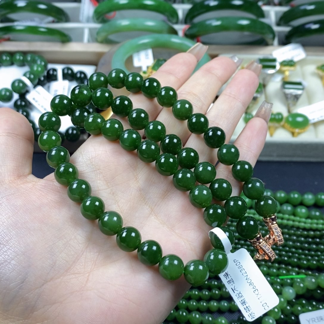 和田玉（碧玉）颈饰未镶嵌?