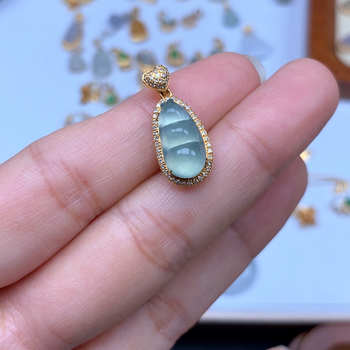 颈饰18K金镶嵌翡翠福豆