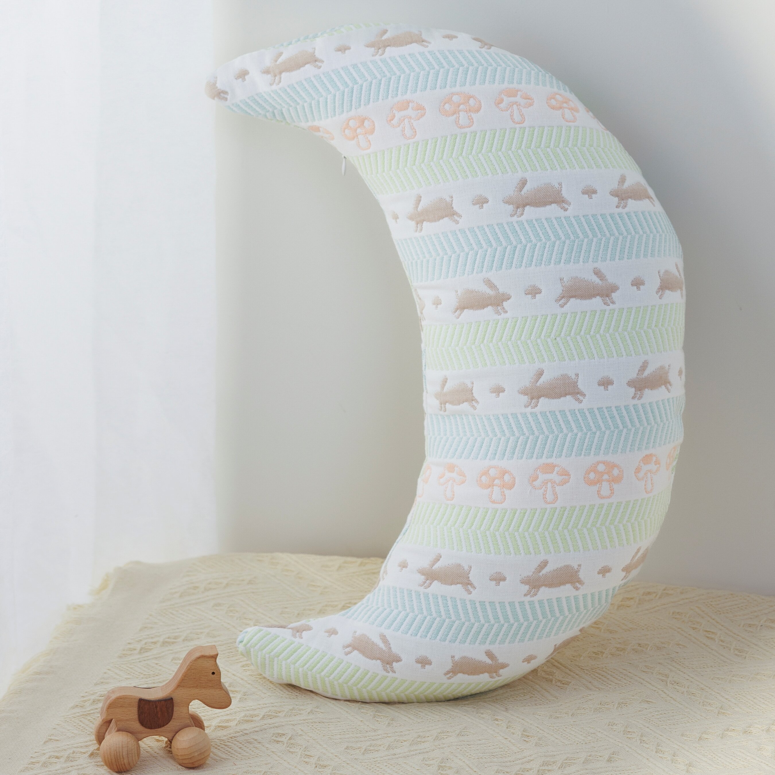 【雅赞范庄店】六层纯棉纱布月亮枕  新生儿安抚抱枕  带内衬柔软