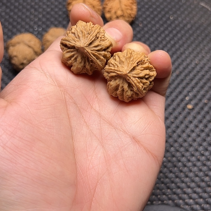 文玩核桃吊坠三棱