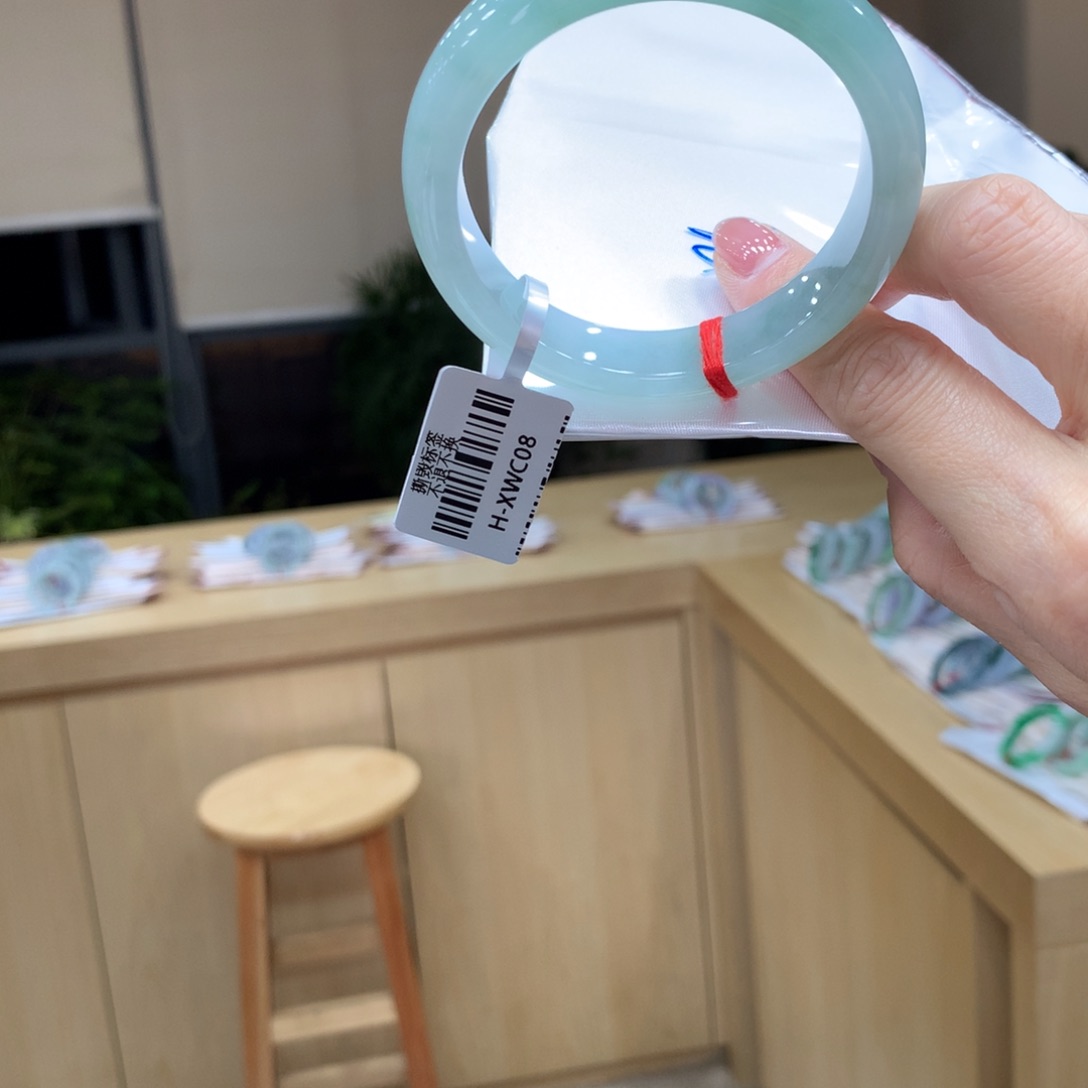 翡翠手镯未镶嵌不退不换