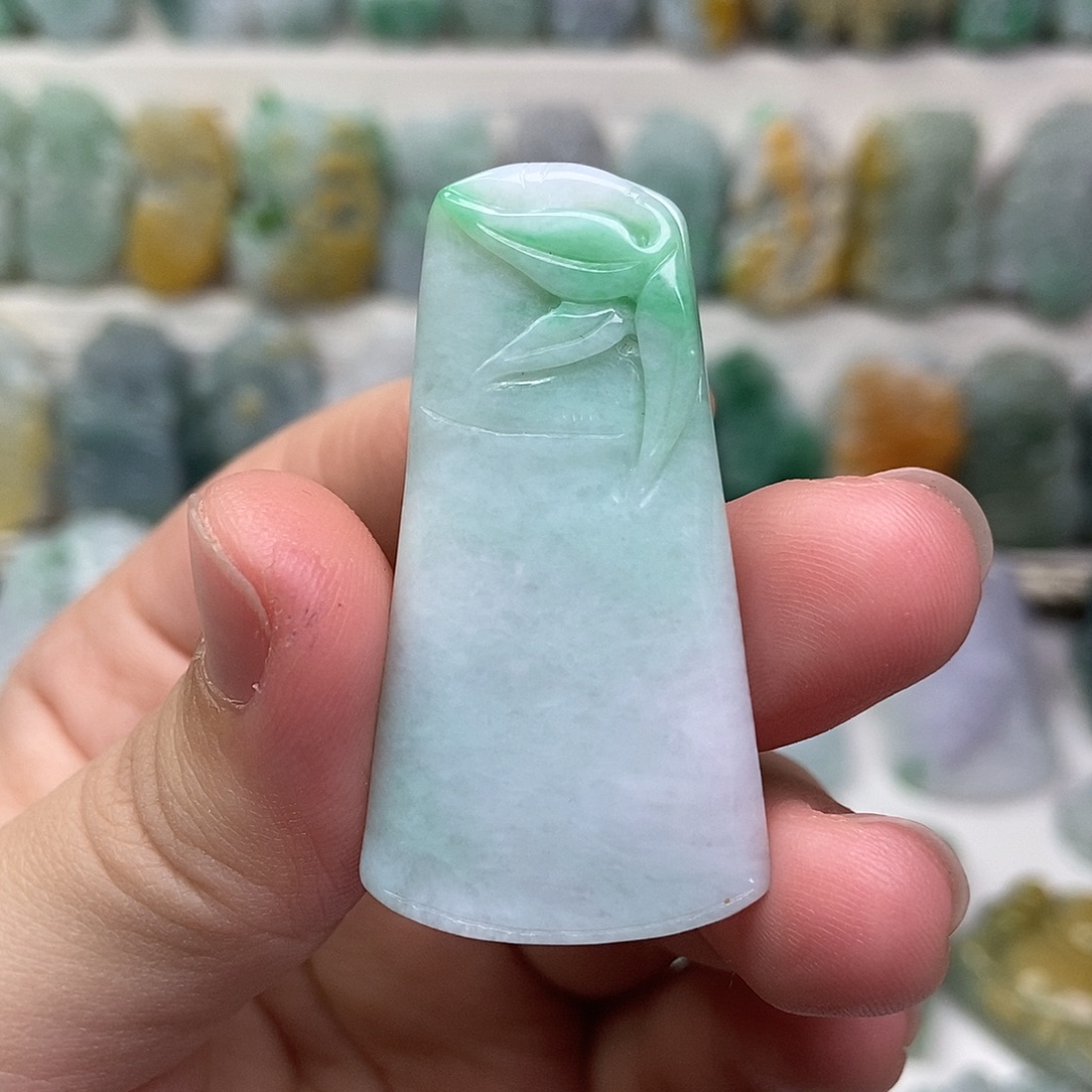 翡翠未镶嵌吊坠(赠链)