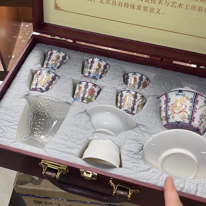 孤品茶具套装等。        