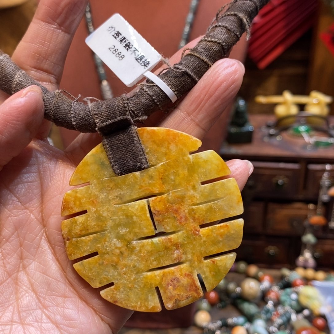 翡翠吊坠(赠链)未镶嵌