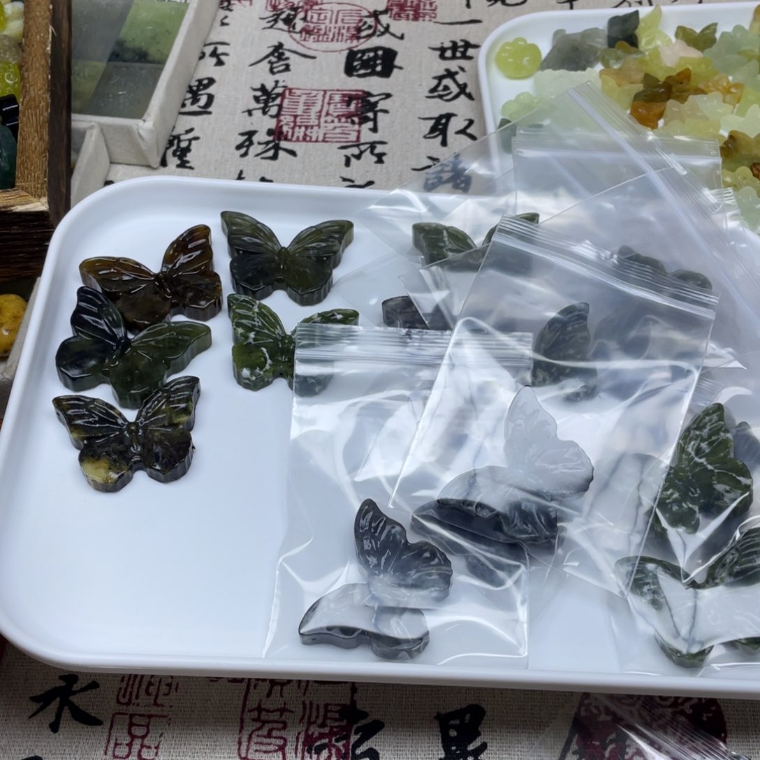 岫玉未镶嵌吊坠(不含链)18个蝴蝶