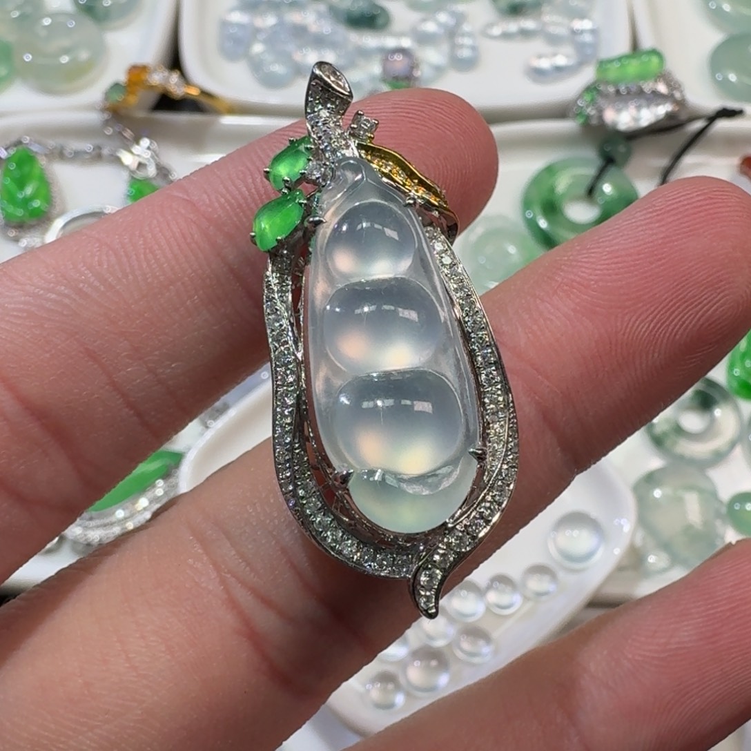 翡翠18K金镶嵌颈饰豆子